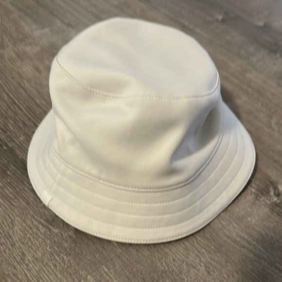 Lululemon NWT S/M Both Ways Reversible Bucket Hat in Manifesto Print & Bone - Picture 9 of 13